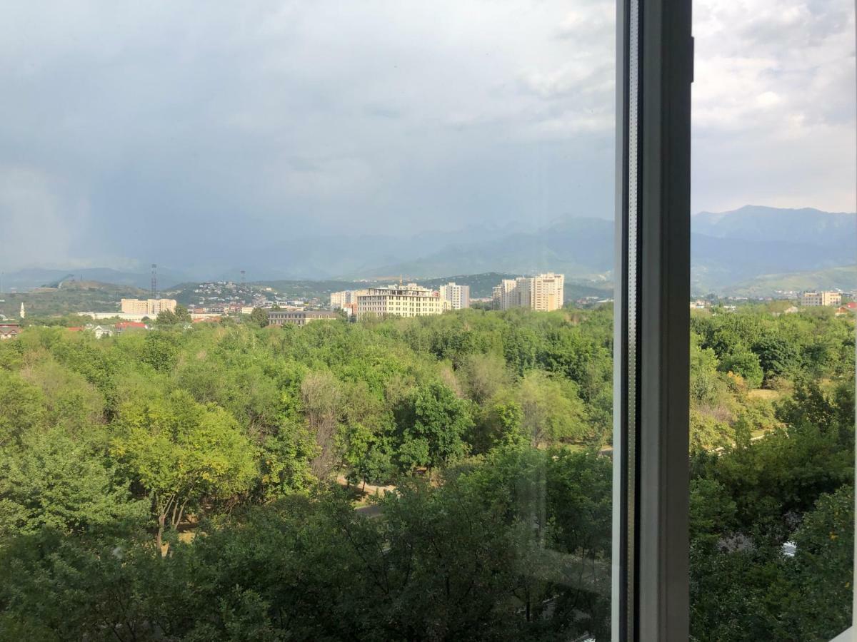 Cozy Three-Room Apartment With Mountain View Almatı Dış mekan fotoğraf